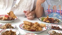 Ivan Gunawan juga pernah menemani Farida Nurhan ketika mengulas sajian nasi kulitnya. Mereka menikmati nasi dengan aneka lauk yang sedap. Foto: Instagram @ivan_gunawan
