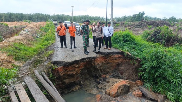 Jalan amblas di Muba sedalam 2 meter membuat akses terputus