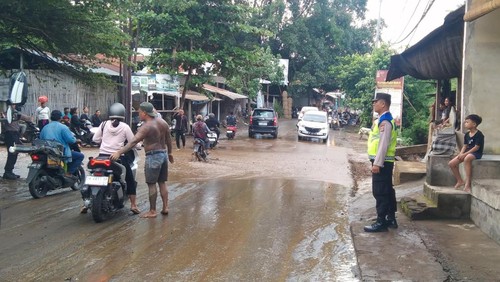 Jalan Amlapura-Singaraja di Tianyar, Karangasem, licin setelah dilanda banjir bandang, Rabu (15/1/2025).