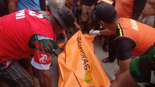Jasad Kristianus Carli Hasan (15) yang ditemukan di Sungai Wae Pesi, Manggarai Timur, (NTT), dibungkus dalam kantong mayat oleh personel Basarnas, Rabu (15/2025).