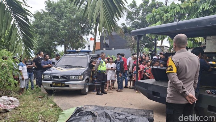 Jasad seorang pria di Palembang tewas dihajar massa diduga hendak melakukan pencurian.