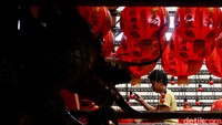 Menjelang Tahun Baru Imlek 2576 Kongzili yang jatuh pada hari Rabu (29/1) mendatang, petugas di Vihara ini melakukan pemasangan lampion.