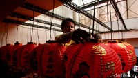 Pemasangan lampion ini untuk memeriahkan momen tahun baru Imlek.