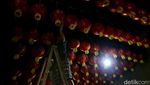 Jelang Imlek, Vihara Ini Berbenah dengan Pasang 900 Lampion