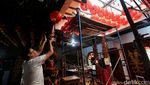 Jelang Imlek, Vihara Ini Berbenah dengan Pasang 900 Lampion