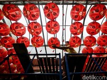 Jelang Imlek, Vihara Ini Berbenah dengan Pasang 900 Lampion