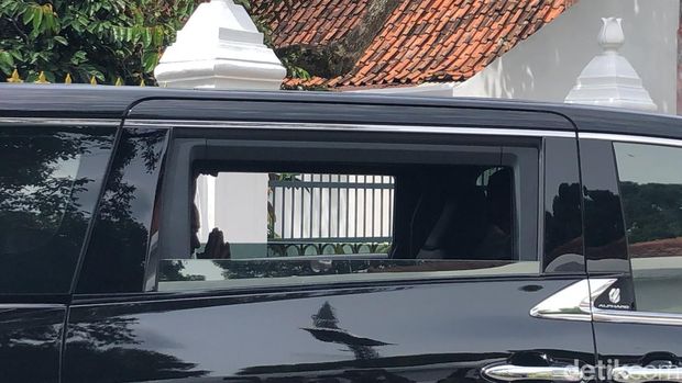 Jokowi meninggalkan kompleks Keraton Jogja usai bertemu dengan Sultan HB X, Rabu (15/1/2025).