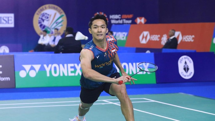 Jonatan Christie lolos ke 16 besar dengan mengalahkan Wang Tzu Wei pada laga yang bergulir di Indira Gandhi Sports Complex, Rabu (15/1/2025). Jonatan menang atas wakil Taiwan itu dengan skor 21-18, 21-15 usai berjuang selama 44 menit.