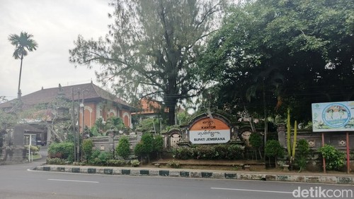 Kantor Bupati Jembrana di Jalan Surapati, Kelurahan Dauhwaru, Kecamatan Jembrana, Kabupaten Jembrana, Bali, Selasa (15/1/2025). (I Putu Adi Budiastrawan/detikBali)