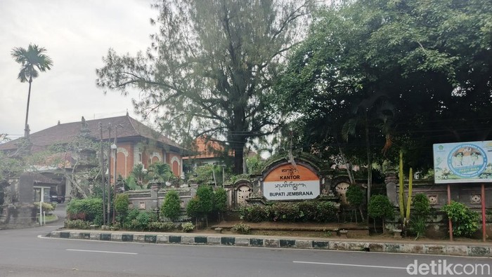 Kantor Bupati Jembrana di Jalan Surapati, Kelurahan Dauhwaru, Kecamatan Jembrana, Kabupaten Jembrana, Bali, Selasa (15/1/2025). (I Putu Adi Budiastrawan/detikBali)
