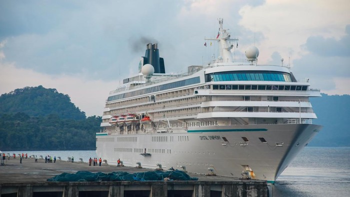 Kapal pesiar MS. Crystal Symphony bawa 214 turis dari Colombo, Sri Lanka singgah di Sabang, Aceh. (Foto: dok BPKS Sabang).