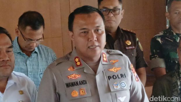 Kapolres Blora AKBP Wawan Andi Susanto memberikan keterangan kepada wartawan di Pendopo Bupati Blora, Rabu (15/1/2025).