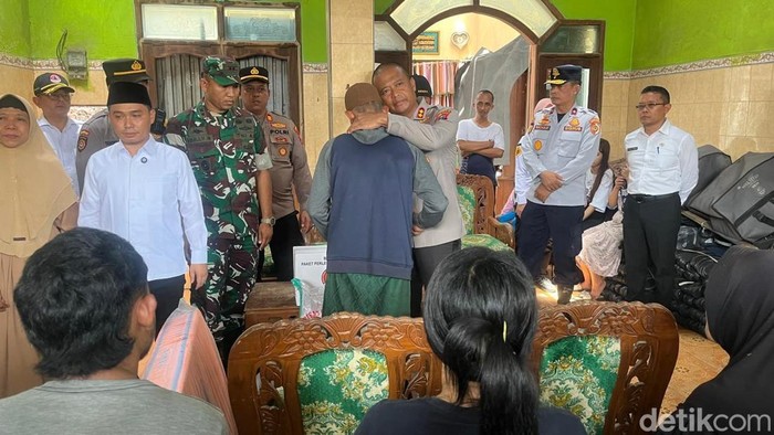 Kapolres Mojokerto AKBP Ihram Kustarto memeluk keluarga korban ledakan