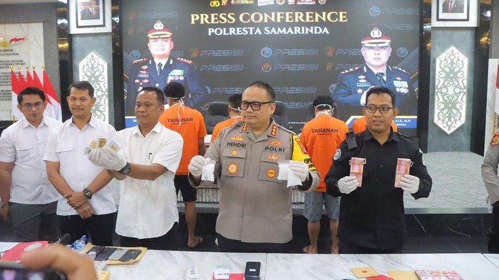 Kapolresta Samarinda Kombes Hendri Umar memimpin press release pengungkapan jaringan narkoba lintas provinsi Kalimantan Timur-Kalimantan Selatan di Aula Rupatama Polresta Samarinda, Rabu (15/1/2025).