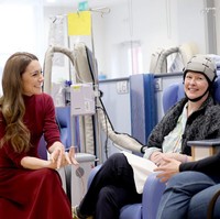 “Kapan kamu memulai perawatan? Oh, hari ini? Bagaimana rasanya sejauh ini?” tanya Kate dengan penuh perhatian. Foto: Getty Images/Chris Jackson