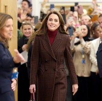 Saat memasuki pintu depan rumah sakit, Kate terdiam sejenak. Dia pun mengenang masa-masa dirinya rutin berkunjung ke rumah sakit tersebut untuk proses kemoterapi.  Foto: Getty Images/Chris Jackson