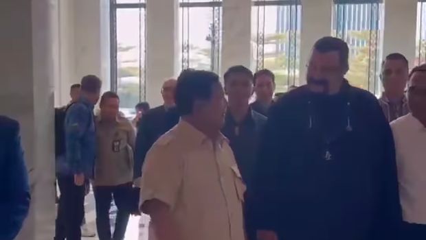 Kawan lama bertemu dan berbagi cerita dengan hangat. Begitu suasana pertemuan Presiden Prabowo Subianto dengan aktor laga Amerika Serikat (AS) Steven Seagal. (Instagram @2.prabowo)