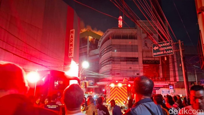Kebakaran di Glodok Plaza, Jakarta Barat.