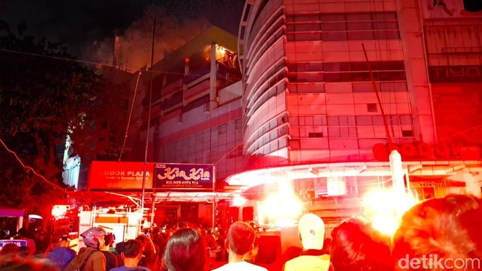 Kebakaran di Glodok Plaza, Jakarta Barat.