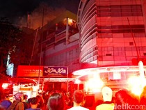 Video: Sudah 2 Jam, Kebakaran di Glodok Plaza Belum Juga Padam