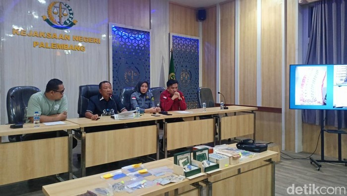 Kejari Palembang menunjukkan barang bukti sitaan terbaru dari kasus OTT Deliar Rizqon