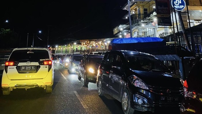 Kendaraan masih mengantre di Jalur Tompo Ladang malam ini.