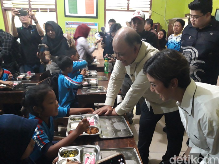 Kepala BGN Dadan Hindayana, memantau program makan bergizi gratis di SDN 1 Gagaksipat, Ngemplak, Kabupaten Boyolali, Rabu (15/1/2025).