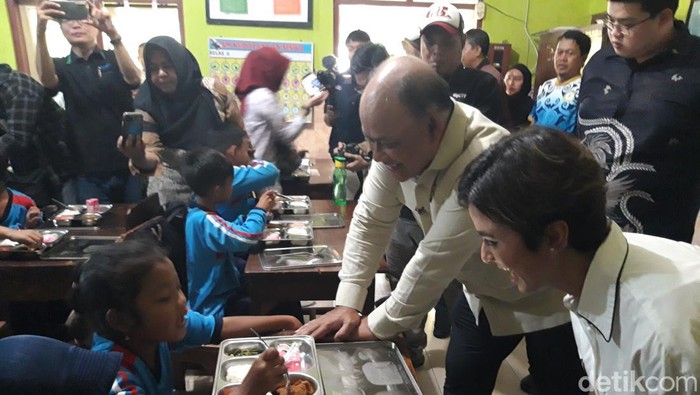 Kepala BGN Dadan Hindayana, memantau program makan bergizi gratis di SDN 1 Gagaksipat, Ngemplak, Kabupaten Boyolali, Rabu (15/1/2025).
