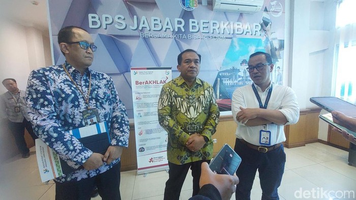 Kepala Badan Pusat Statistik (BPS) Provinsi Jawa Barat Darwis Sitorus (tengah) saat memberi keterangan pada doorstop di Rilis BPS Jabar, Rabu (15/1/2025)