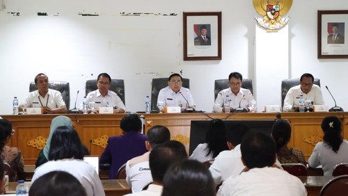 Kepala Dinas Pertanian dan Ketahanan Pangan Bali I Wayan Sunada saat rapat koordinasi di kantornya, Rabu (15/1/2025). (Dok. Humas Pemrov Bali)