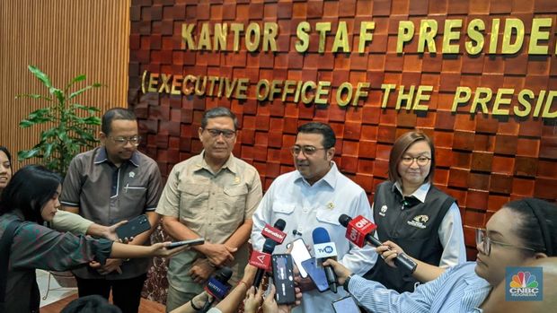 Kepala Kantor Staf Kepresidenan Anto Mukti Putranto, Menteri Ekonomi Kreatif Teuku Riefky Harsya dan Wakil Menteri Menteri Ekonomi Kreatif Irene Umar di Kantor KSP, Gedung Bina Graha, Rabu (15/1/2025). (CNBC Indonesia/Emir) Kepala Kantor Staf Kepresidenan Anto Mukti Putranto, Menteri Ekonomi Kreatif Teuku Riefky Harsya dan Wakil Menteri Menteri Ekonomi Kreatif Irene Umar di Kantor KSP, Gedung Bina Graha, Rabu (15/1/2025). (CNBC Indonesia/Emir)
