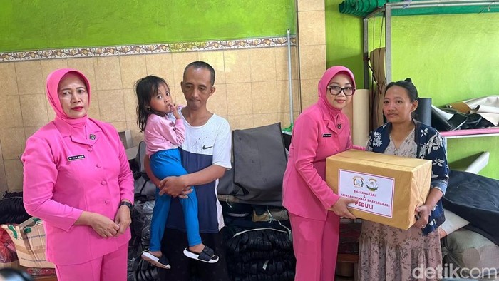 Ketua Bhayangkari Cabang Mojokerto Fika Ihram memberikan bantuan keluarga korban ledakan
