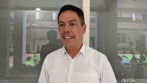 Ketua Tim Transisi Gubernur NTB tepilih Iqbal-Dinda, Adhar Hakim, saat diwawancarai di Mataram, Rabu (15/1/2025).