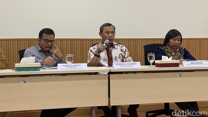 Komnas HAM meluncurkan Kertas Kebijakan Perlindungan dan Pemenuhan HAM Petugas Pemilu tahun 2025 (Mulia/detikcom).