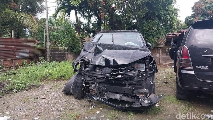 Kondisi mobil fortuner yang menabrak 3 warga hingga tewas. (Foto: Finta Rahyuni/detikSumut).