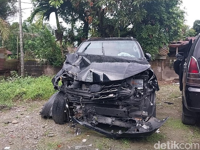 Kondisi mobil fortuner yang menabrak 3 warga hingga tewas. (Foto: Finta Rahyuni/detikSumut).