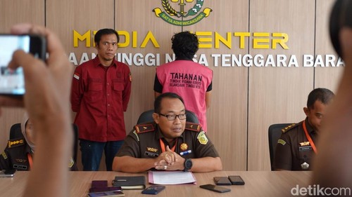 Konferensi pers penahanan Munawir Sazali, salah satu tersangka tersangka kasus dugaan korupsi dana KUR Bank Syariah Indonesia (BSI) untuk petani sapi pada 2021-2022, di Kejati NTB. (Foto: Edi Suryansyah/detikBali)