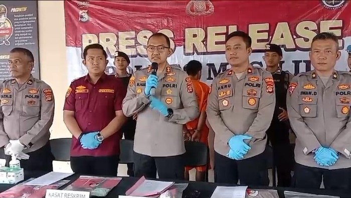 Sendi Nata (31) ditangkap polisi karena membunuh Krismawati (26) yang merupakan tetangganya. Peristiwa pembunuhan itu dilatarbelakangi motif asmara.