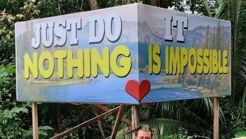 Bisa dibaca Just do nothing. It is impossible. Foto: Six_Rabbit via Bored Panda