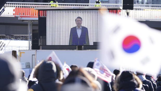 Layar menampilkan rekaman Presiden Korea Selatan yang dimakzulkan Yoon Suk Yeol saat para pendukung menggelar unjuk rasa untuk menentang pemakzulannya di dekat kediaman presiden di Seoul, Korea Selatan, Rabu, 15 Januari 2025. (AP Photo/Lee Jin-man)