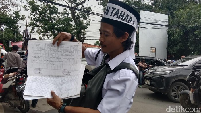 lham menunjukkan arsip selama mengajar di SDN 4 Sumbon, Kecamatan Kroya, Kabupaten Indramayu sejak tahun 2005 silam