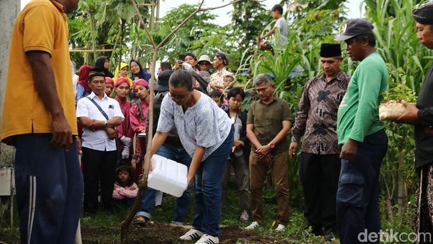 Prosesi upacara adat pemindahan Makam Kromo Ijoyo atau Mbah Celeng di Ketingan, Tirtoadi, Mlati, Sleman, Rabu (15/1/2025).