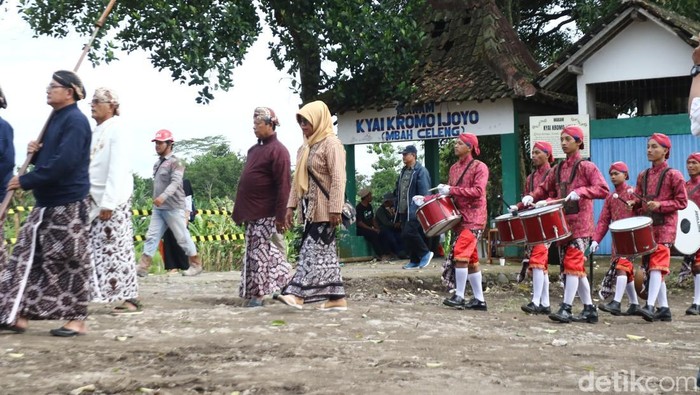 Prosesi upacara adat pemindahan Makam Kromo Ijoyo atau Mbah Celeng di Ketingan, Tirtoadi, Mlati, Sleman, Rabu (15/1/2025).
