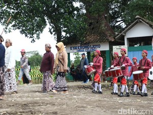 Upacara Adat Awali Pemindahan Makam Mbah Celeng yang Terdampak Tol