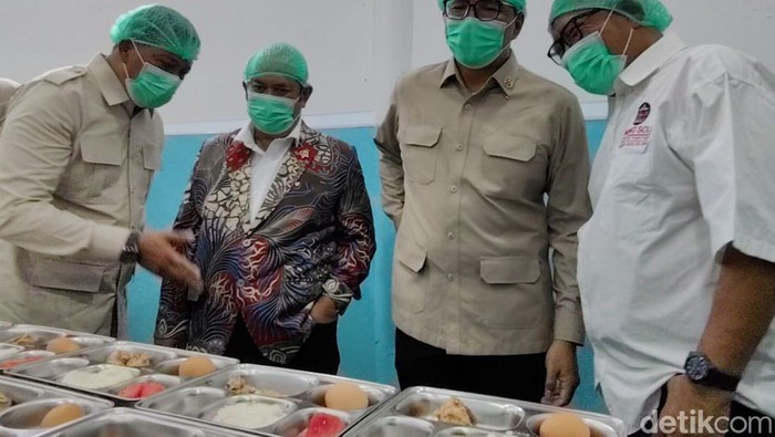 Menteri PPN/Kepala Bappenas, Rachmat Pambudy, dan Kepala Badan Gizi Nasional (BGN), Dadan Hindayana meninjau makan bergizi gratis di Ngemplak, Boyolali, Rabu (15/1/2025).