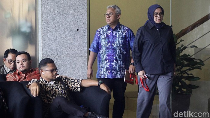 Mantan Ketua KPU Ikut Diperiksa KPK untuk Tersangka Hasto Mantan Ketua KPU Arief Budiman dan mantan anggota KPU Evi Novida Ginting Manik meninggalkan gedung KPK usai diperiksa di Gedung Merah Putih KPK, Jakarta, Rabu (15/1/2025). Arief Budiman dan Evi Novida diperiksa penyidik KPK sebagai saksi pada kasus dugaan suap terkait pergantian antarwaktu (PAW) anggota DPR dan perintangan penyidikan dengan tersangka Hasto Kristiyanto.