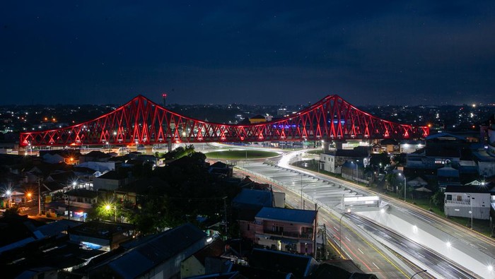 Megahnya Proyek Rel Layang di Simpang Tujuh Joglo Solo Foto suasana proyek rel layang simpang tujuh Joglo, Solo, Jawa Tengah, Selasa (14/1/2025). Proyek pembangunan rel layang dan simpang tujuh Joglo tersebut merupakan Proyek Strategis Nasional (PSN) dengan anggaran sekitar Rp1,2 triliun sebagai upaya mengatasi kemacetan lalu lintas sekaligus menjadi ikon baru Kota Solo. ANTARA FOTO/Mohammad Ayudha/tom.