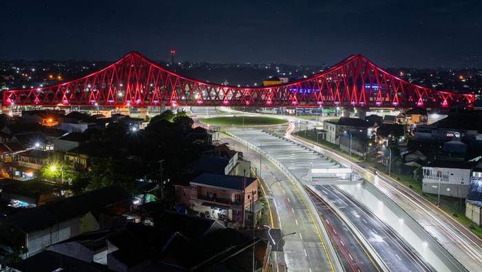 Megahnya Proyek Rel Layang di Simpang Tujuh Joglo Solo Foto suasana proyek rel layang simpang tujuh Joglo, Solo, Jawa Tengah, Selasa (14/1/2025). Proyek pembangunan rel layang dan simpang tujuh Joglo tersebut merupakan Proyek Strategis Nasional (PSN) dengan anggaran sekitar Rp1,2 triliun sebagai upaya mengatasi kemacetan lalu lintas sekaligus menjadi ikon baru Kota Solo. ANTARA FOTO/Mohammad Ayudha/tom.
