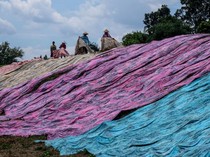 Produksi Kain Pantai di Desa Krajan Tembus Pasar Internasional