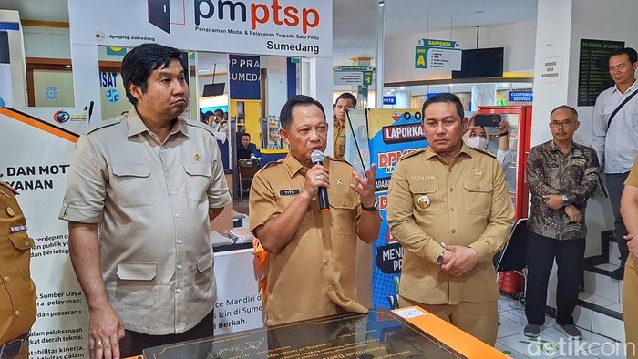 Mendagri, Tito Karnavian dan Msnteri PKP, Maruarar Sirait saat mengunjungi Mall Pelayanan Publik (MPP), Pemkab Sumedang, Rabu (15/1/2025).